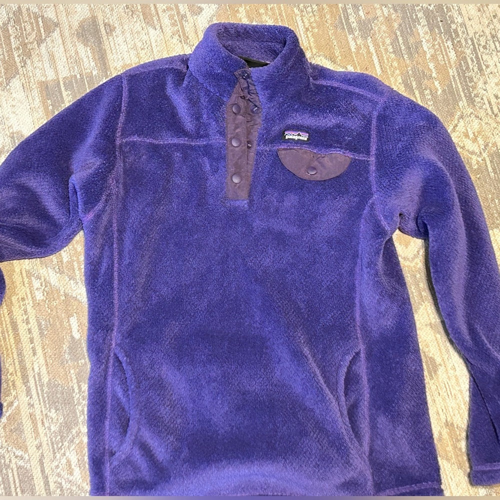Girls Patagonia size extra large pullover . Great condition .